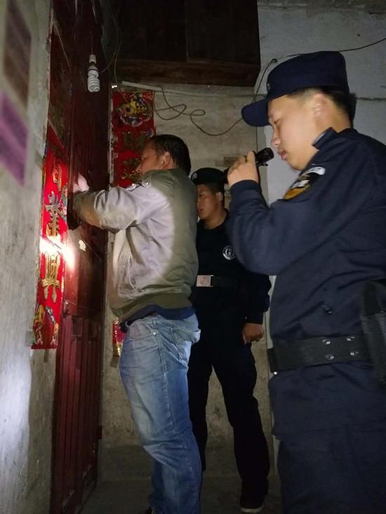 印江县粗心妈妈误将幼女锁家中 